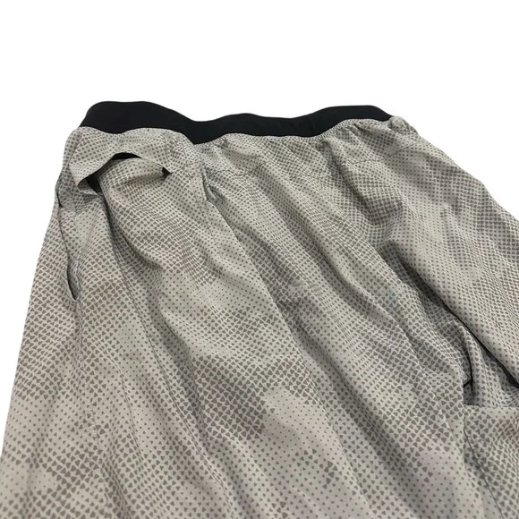 Lululemon Men's Athletic Shorts Patterned Gray and White Small - Picture 3 of 11